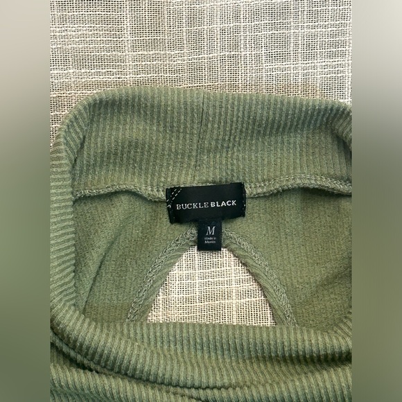 Buckle Black Green Keyhole Back Sweater Size Medium. Excellent Condition! - Picture 8 of 9